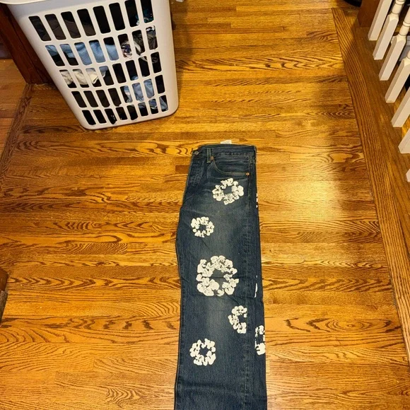 Levi's Dark Blue Denim tears “dark wash” - Picture 4 of 6